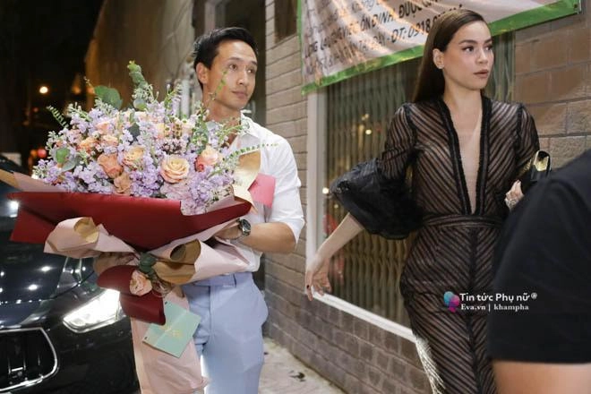 Hồ ngọc hà diện váy xẻ quyến rũ bên cạnh kim lý tại sự kiện