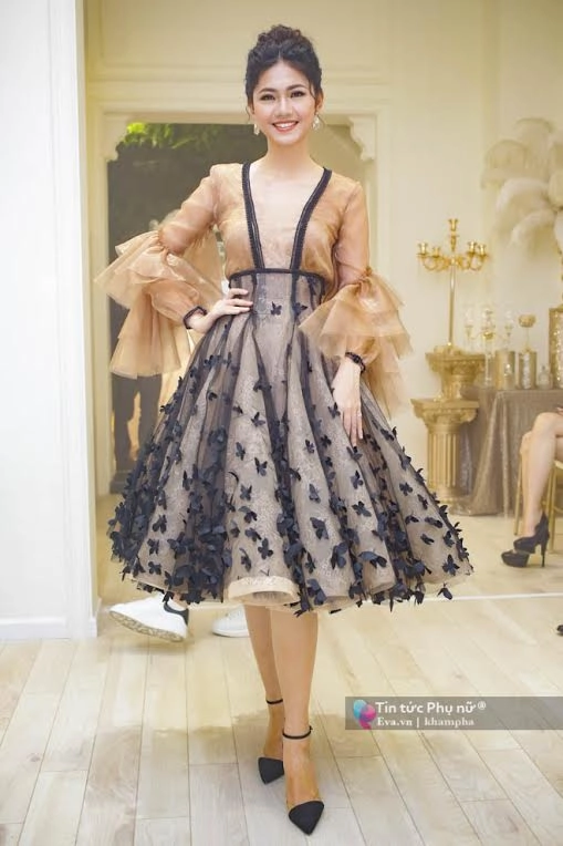 Hồ ngọc hà diện váy xẻ quyến rũ bên cạnh kim lý tại sự kiện