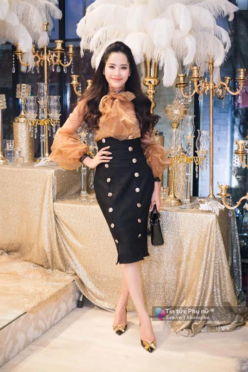 Hồ ngọc hà diện váy xẻ quyến rũ bên cạnh kim lý tại sự kiện