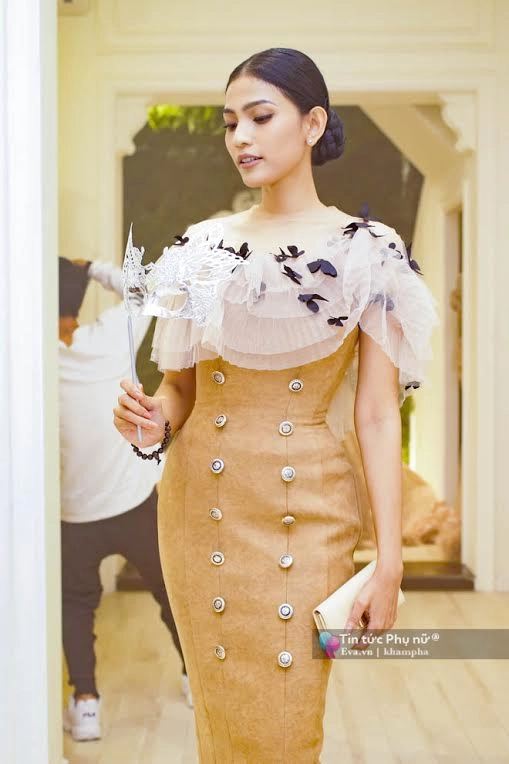 Hồ ngọc hà diện váy xẻ quyến rũ bên cạnh kim lý tại sự kiện