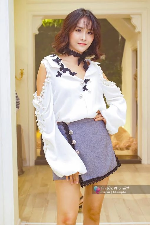 Hồ ngọc hà diện váy xẻ quyến rũ bên cạnh kim lý tại sự kiện