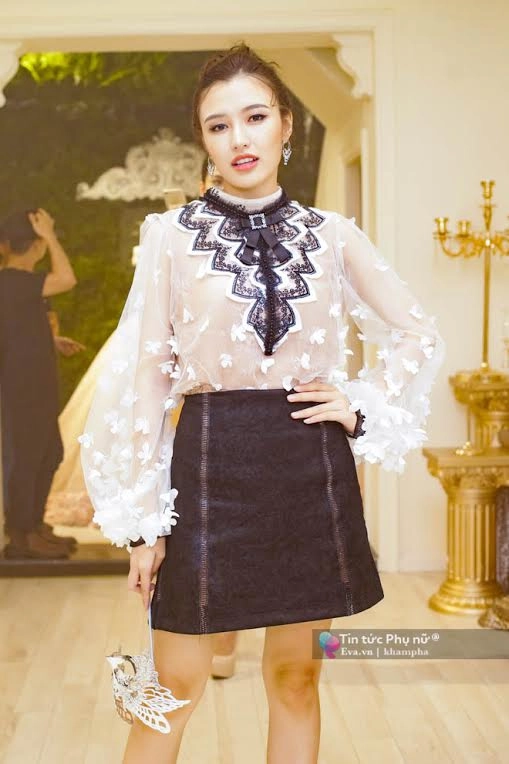 Hồ ngọc hà diện váy xẻ quyến rũ bên cạnh kim lý tại sự kiện