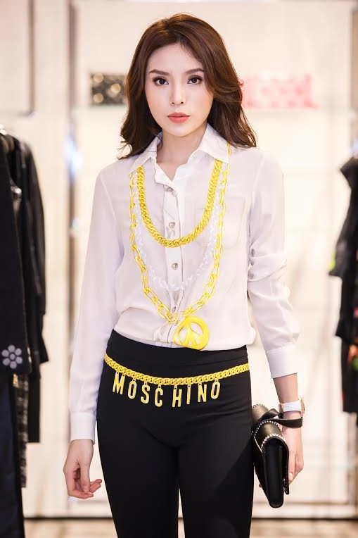 Hoa hậu kỳ duyên phóng tay sắm núi hàng hiệu để bùng nổ tại milan fashion week 2018