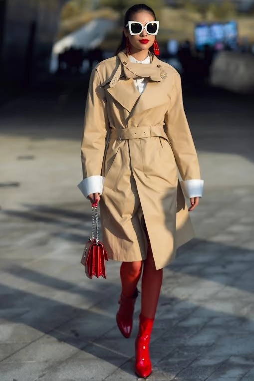 Hoa hậu phạm hương xuất hiện xôn xao cả một góc phố seoul fashion week