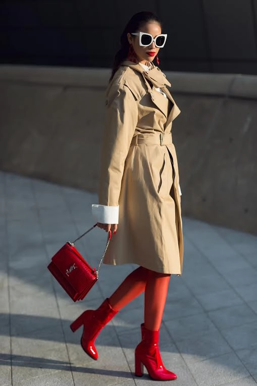 Hoa hậu phạm hương xuất hiện xôn xao cả một góc phố seoul fashion week