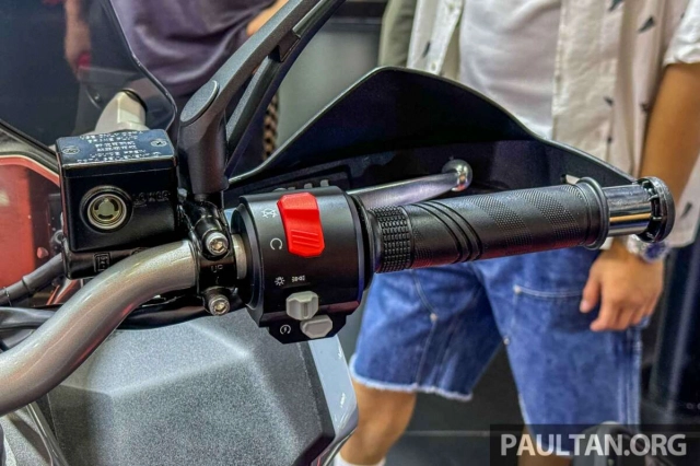 Honda adv 350 đụng phải đối thủ mạnh mới mang tên sym husky adv 300 2025