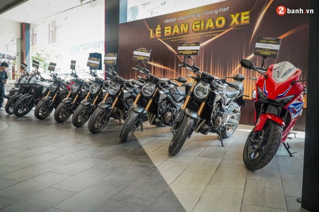 Honda dreamwing hoàng việt bàn giao những mẫu xe mô tô thế hệ 2024 đến tay khách hàng