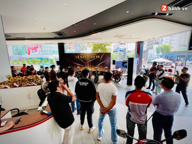 Honda dreamwing hoàng việt bàn giao những mẫu xe mô tô thế hệ 2024 đến tay khách hàng