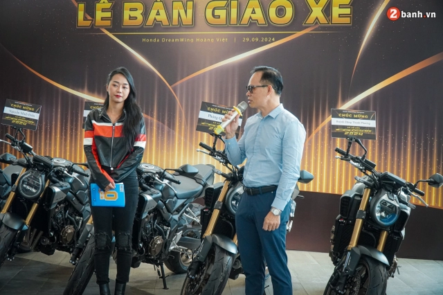 Honda dreamwing hoàng việt bàn giao những mẫu xe mô tô thế hệ 2024 đến tay khách hàng