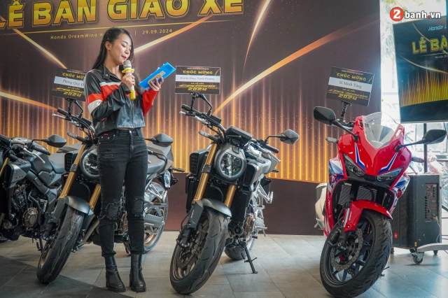 Honda dreamwing hoàng việt bàn giao những mẫu xe mô tô thế hệ 2024 đến tay khách hàng