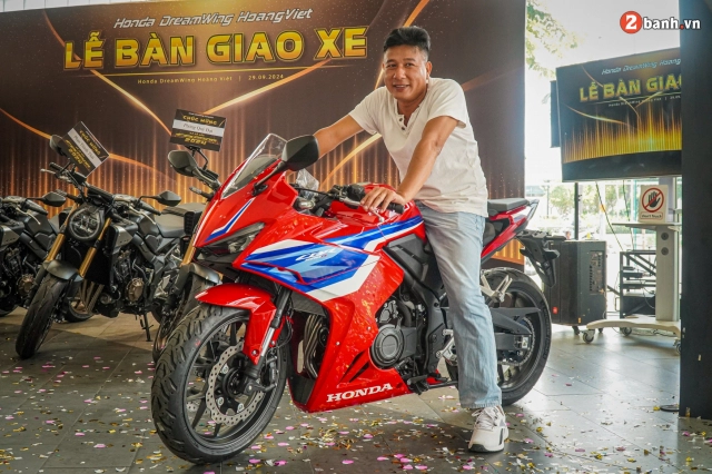 Honda dreamwing hoàng việt bàn giao những mẫu xe mô tô thế hệ 2024 đến tay khách hàng