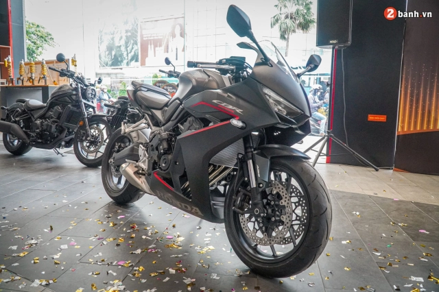 Honda dreamwing hoàng việt bàn giao những mẫu xe mô tô thế hệ 2024 đến tay khách hàng