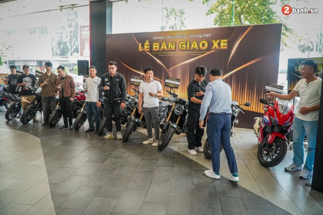 Honda dreamwing hoàng việt bàn giao những mẫu xe mô tô thế hệ 2024 đến tay khách hàng
