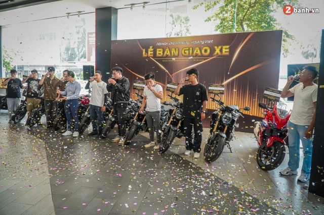Honda dreamwing hoàng việt bàn giao những mẫu xe mô tô thế hệ 2024 đến tay khách hàng