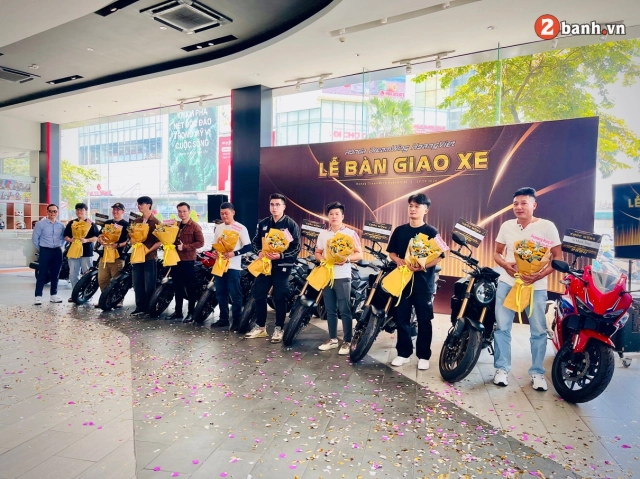 Honda dreamwing hoàng việt bàn giao những mẫu xe mô tô thế hệ 2024 đến tay khách hàng