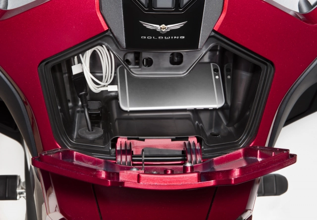 Honda gold wing 2025 ra mắt tại việt nam với phiên bản màu mới