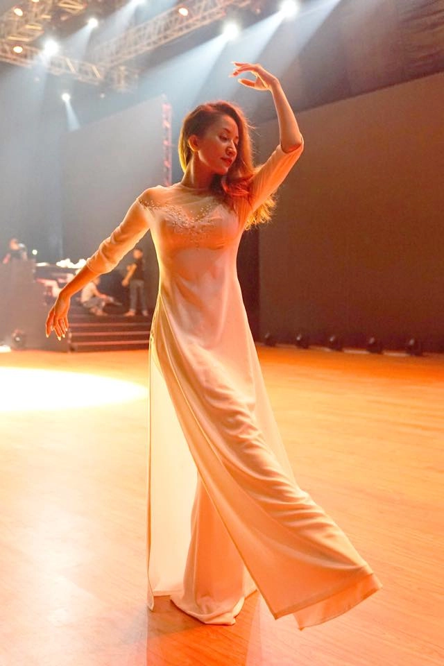 Khánh thi mặc lại áo dài của bà xã chí anh vô tư khoe quà 400 triệu tình cũ tặng