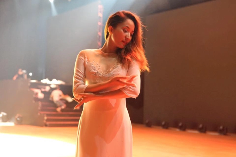 Khánh thi mặc lại áo dài của bà xã chí anh vô tư khoe quà 400 triệu tình cũ tặng