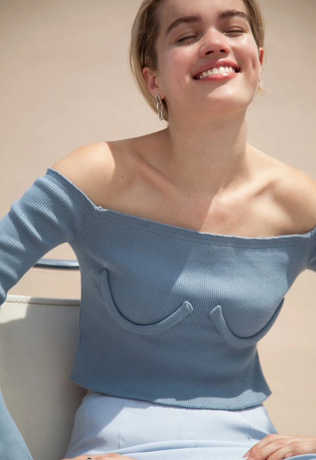 Không cần hở lộ các cô gái mặc thế này cũng đủ để vòng 1 gây chú ý