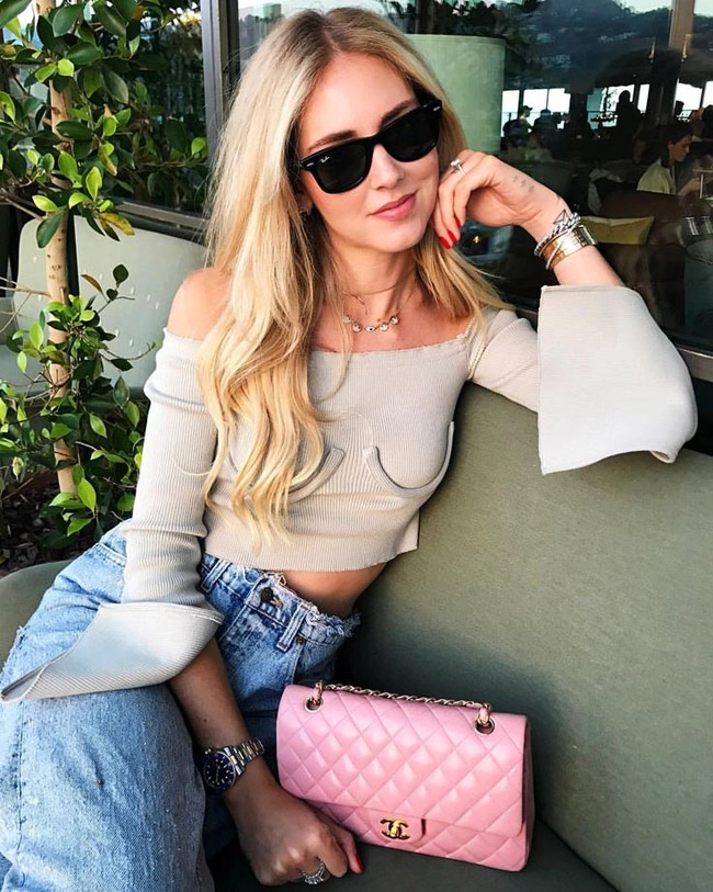 Không cần hở lộ các cô gái mặc thế này cũng đủ để vòng 1 gây chú ý