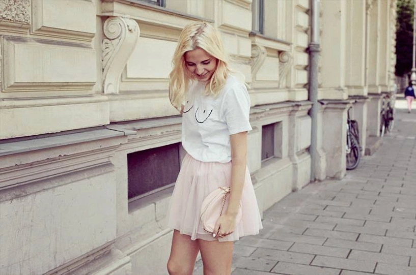 Không cần hở lộ các cô gái mặc thế này cũng đủ để vòng 1 gây chú ý