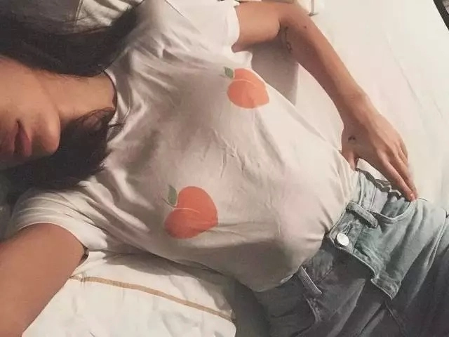 Không cần hở lộ các cô gái mặc thế này cũng đủ để vòng 1 gây chú ý