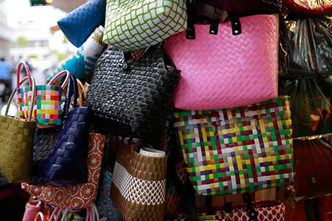 Không ngờ những chiếc giỏ đi chợ của bà của má lại có ngày lên đỉnh thời trang