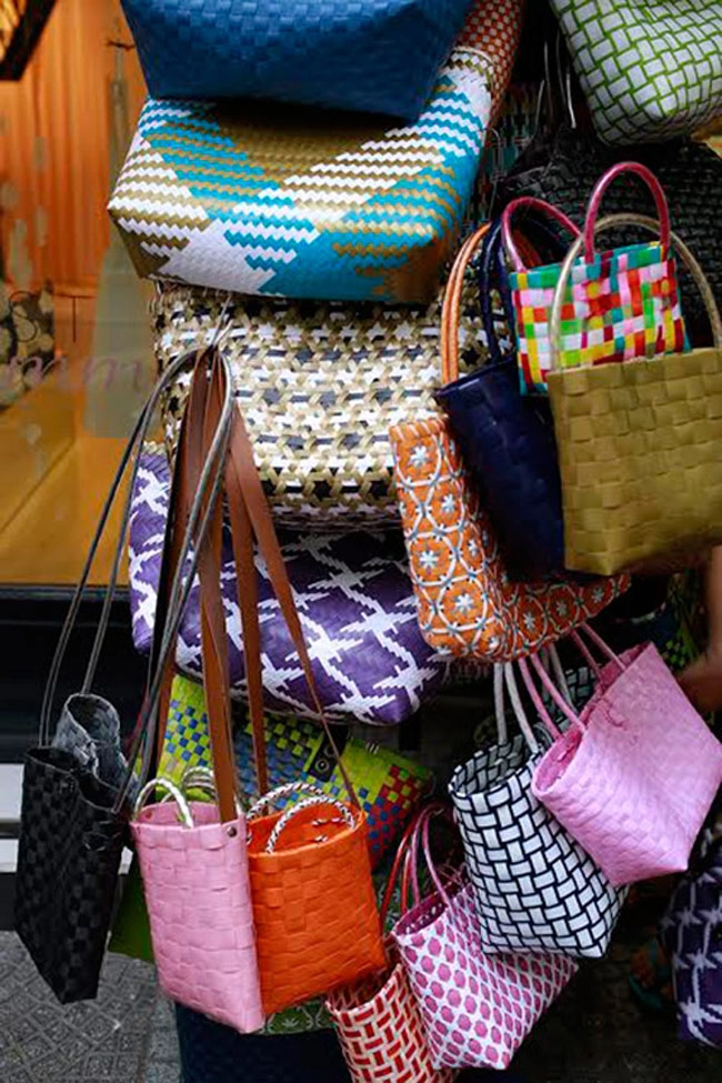 Không ngờ những chiếc giỏ đi chợ của bà của má lại có ngày lên đỉnh thời trang
