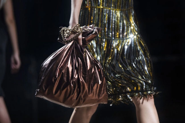 Không ngờ những chiếc giỏ đi chợ của bà của má lại có ngày lên đỉnh thời trang