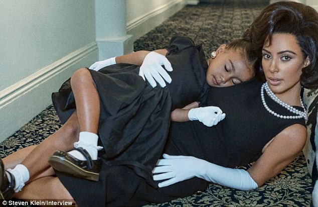 Kim kardashian nhận núi gạch đá vì hóa thân thành phu nhân tổng thống kennedy