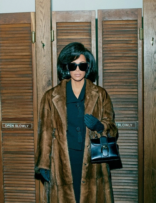 Kim kardashian nhận núi gạch đá vì hóa thân thành phu nhân tổng thống kennedy