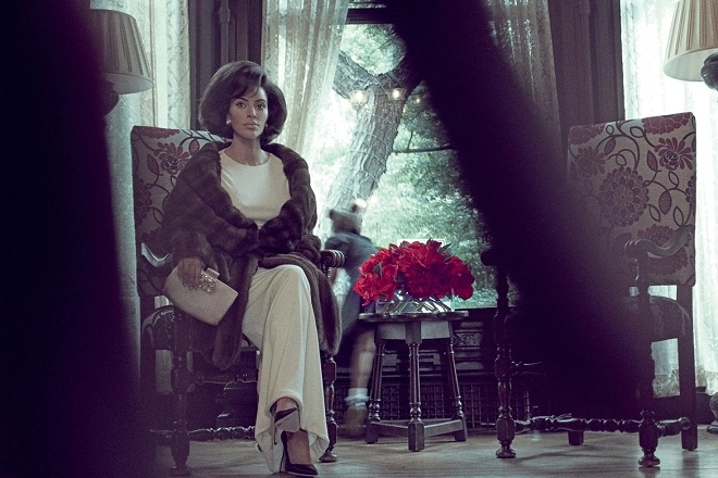 Kim kardashian nhận núi gạch đá vì hóa thân thành phu nhân tổng thống kennedy