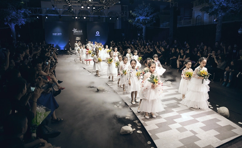 Kỷ niệm 9 năm ngày cưới ốc thanh vân đưa 3 con đi làm mẫu nhí