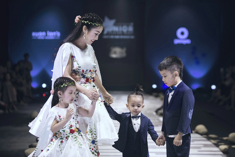 Kỷ niệm 9 năm ngày cưới ốc thanh vân đưa 3 con đi làm mẫu nhí