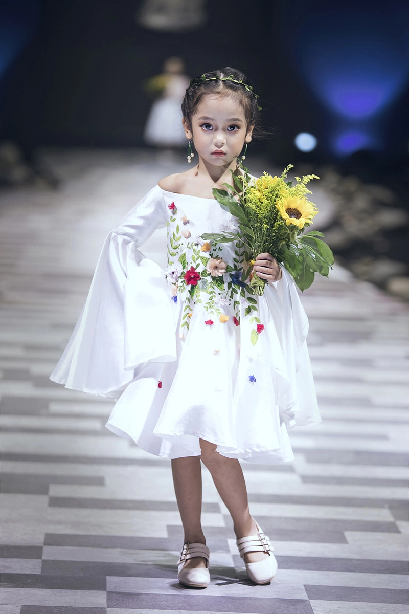 Kỷ niệm 9 năm ngày cưới ốc thanh vân đưa 3 con đi làm mẫu nhí