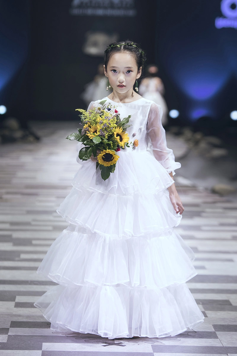 Kỷ niệm 9 năm ngày cưới ốc thanh vân đưa 3 con đi làm mẫu nhí