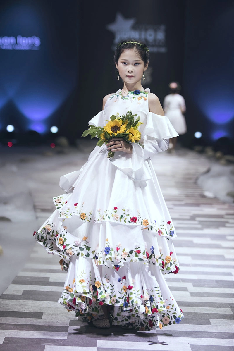 Kỷ niệm 9 năm ngày cưới ốc thanh vân đưa 3 con đi làm mẫu nhí