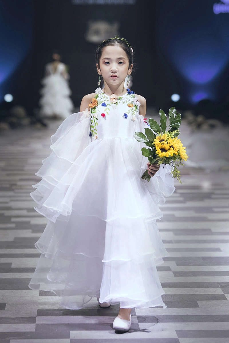 Kỷ niệm 9 năm ngày cưới ốc thanh vân đưa 3 con đi làm mẫu nhí