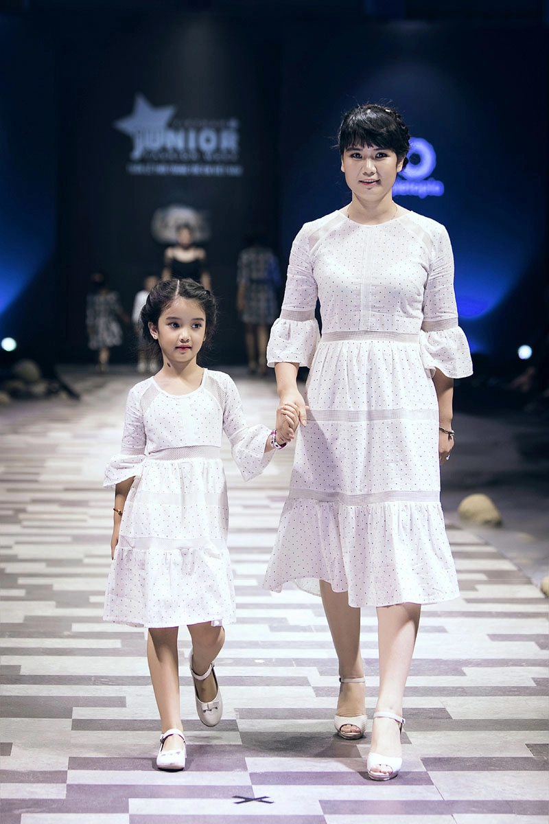 Kỷ niệm 9 năm ngày cưới ốc thanh vân đưa 3 con đi làm mẫu nhí