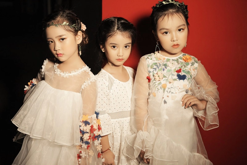 Kỷ niệm 9 năm ngày cưới ốc thanh vân đưa 3 con đi làm mẫu nhí