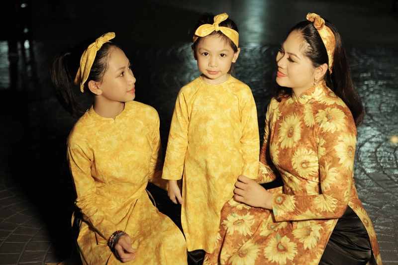 Kỷ niệm 9 năm ngày cưới ốc thanh vân đưa 3 con đi làm mẫu nhí