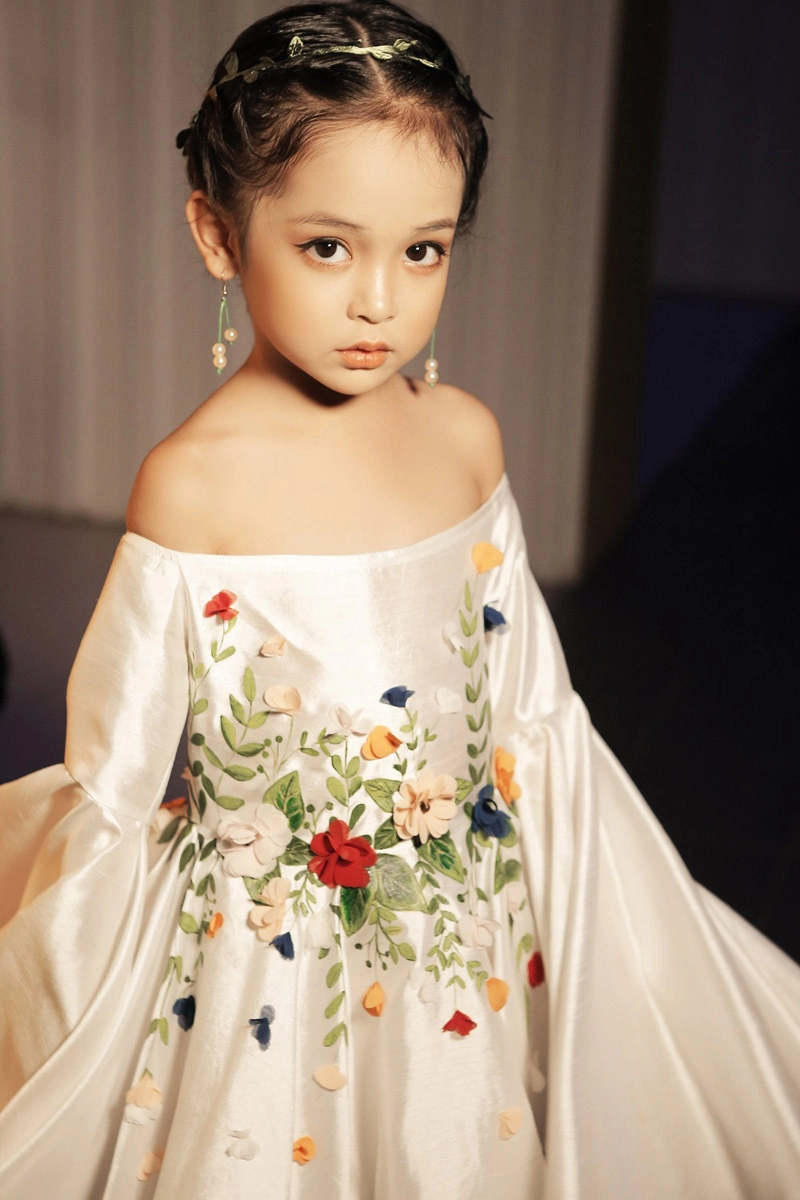 Kỷ niệm 9 năm ngày cưới ốc thanh vân đưa 3 con đi làm mẫu nhí