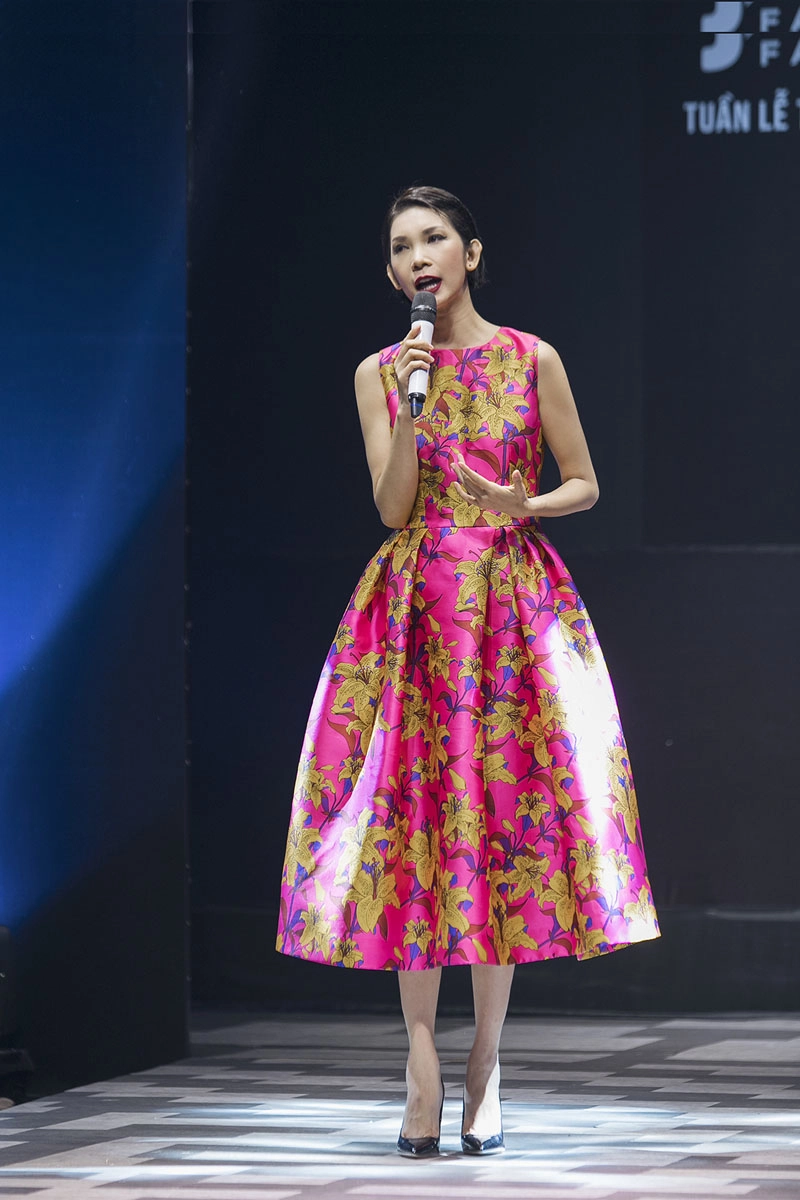 Kỷ niệm 9 năm ngày cưới ốc thanh vân đưa 3 con đi làm mẫu nhí