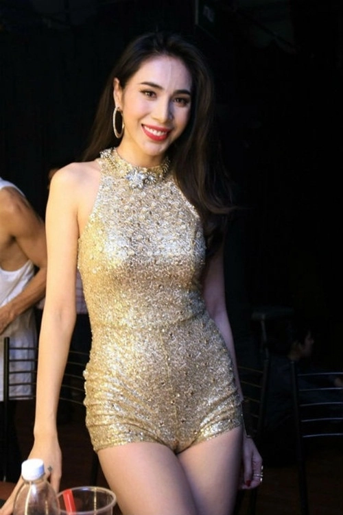 Làm thế nào để tránh sự cố muốn độn thổ vì áo liền quần giống huyền my