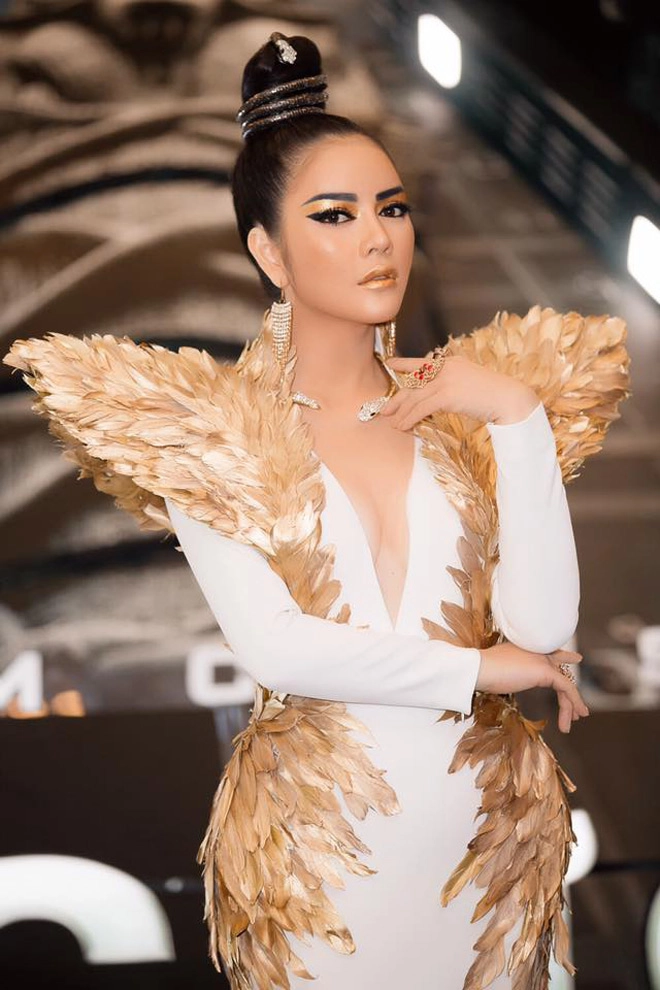 Lý nhã kỳ hoá nữ hoàng ai cập có đôi cánh thiên thần bằng vàng