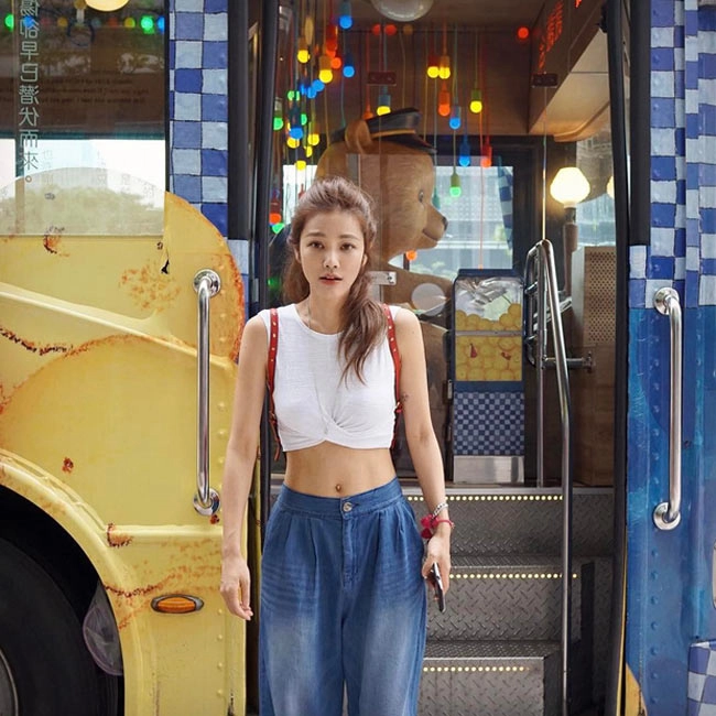 Mặc kiểu áo lửng này đảm bảo vòng eo của bạn nhỏ nhắn vô đối