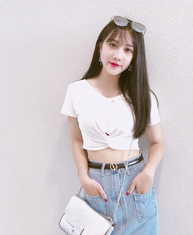 Mặc kiểu áo lửng này đảm bảo vòng eo của bạn nhỏ nhắn vô đối