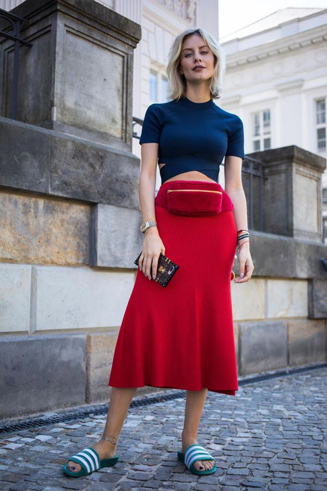 Mặc kiểu áo lửng này đảm bảo vòng eo của bạn nhỏ nhắn vô đối