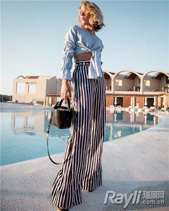 Mặc kiểu áo lửng này đảm bảo vòng eo của bạn nhỏ nhắn vô đối