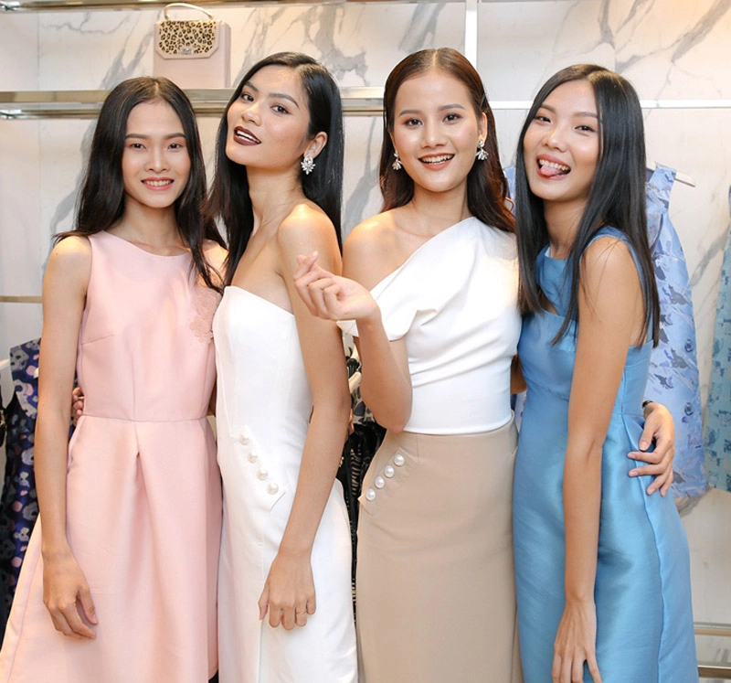 Mai ngô gây bất ngờ khi lần đầu dẫn mẹ đi chọn váy áo